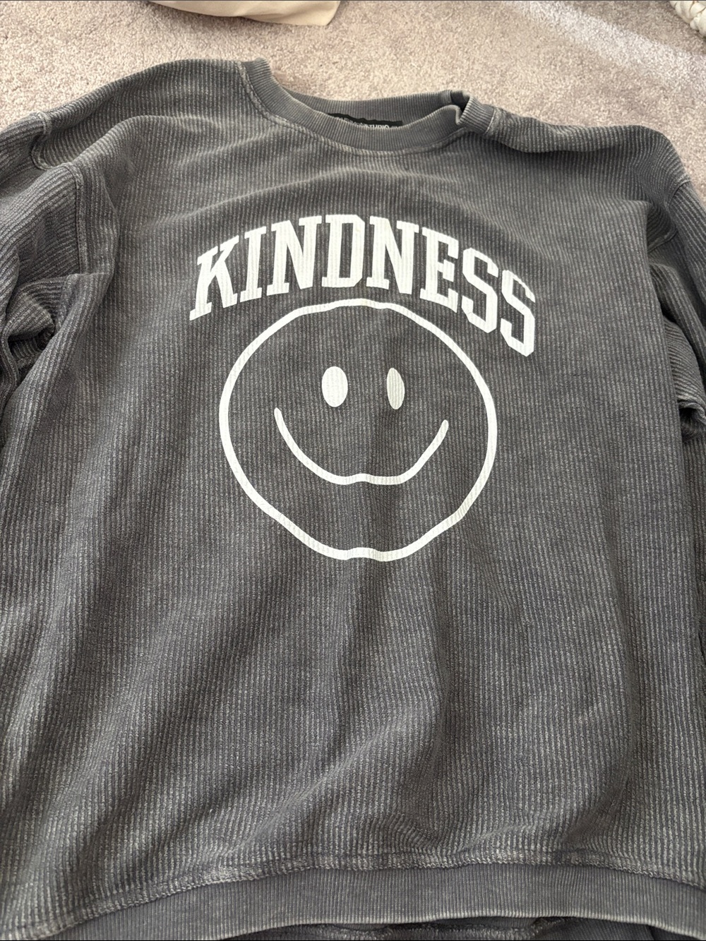 Women's Gray 'Kindness' Smiley Graphic Pullover Sweatshirt/long sleeve